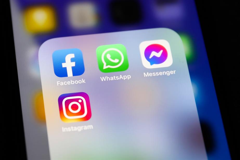 Facebook, WhatsApp, Messenger and Instagram app icons are shown on a phone screen