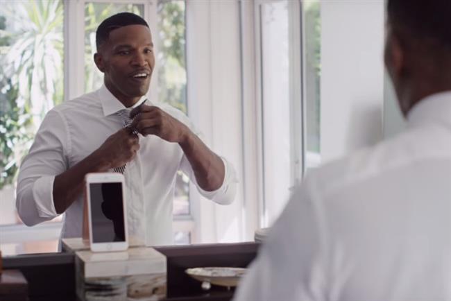 Jamie Foxx demos Siri's new features.