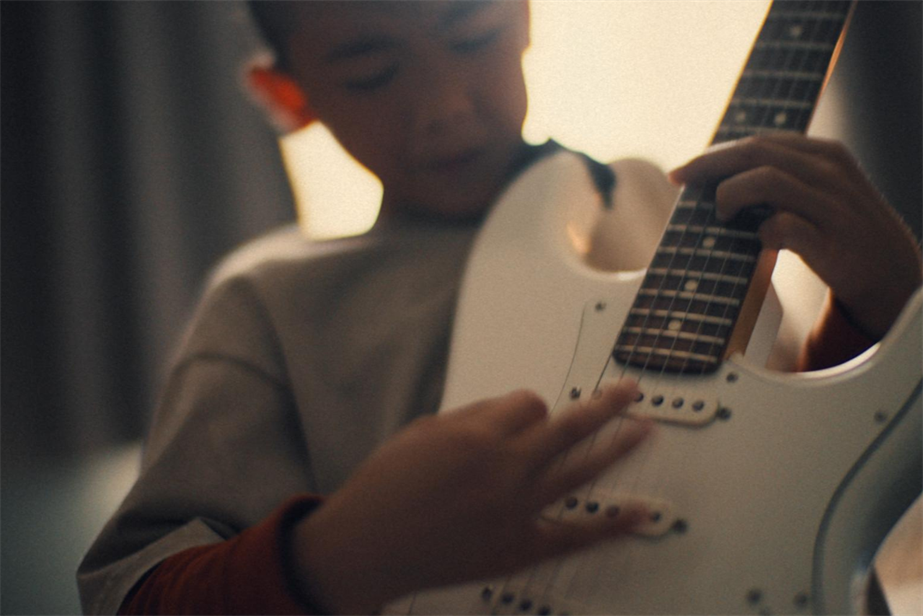 A child playing guitar for the EDF ad