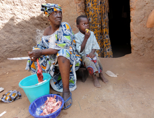 Assetou Diarra with her grandson in Mali [UNICEF Mali/2011/Rokiatou Guindo]