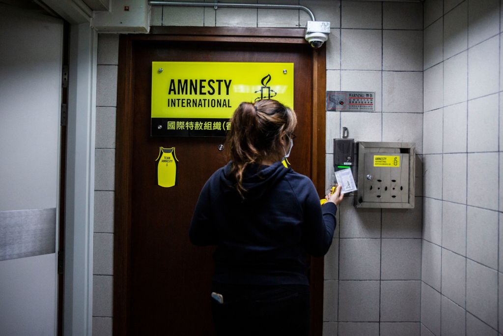 A woman at the entrance to Amnesty International offices in Hong Kong (Photo: ISAAC LAWRENCE/AFP via Getty Images)