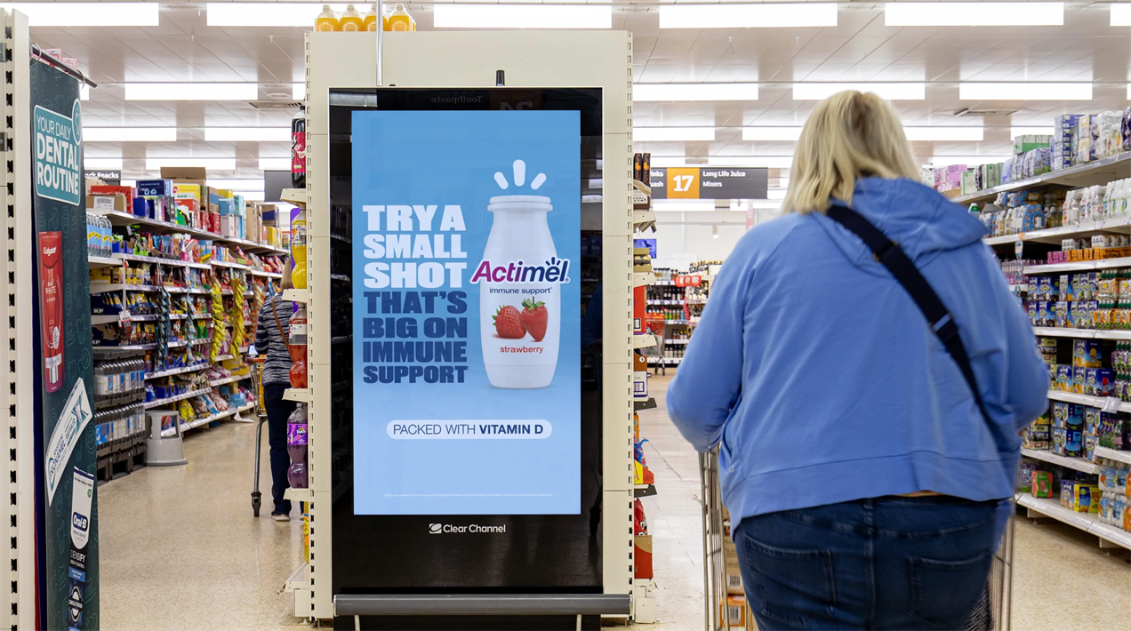 Màn hình quảng cáo retail media trong siêu thị Sainsbury's