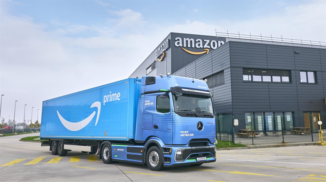 mercedes-benz-ehgv-delivering- 