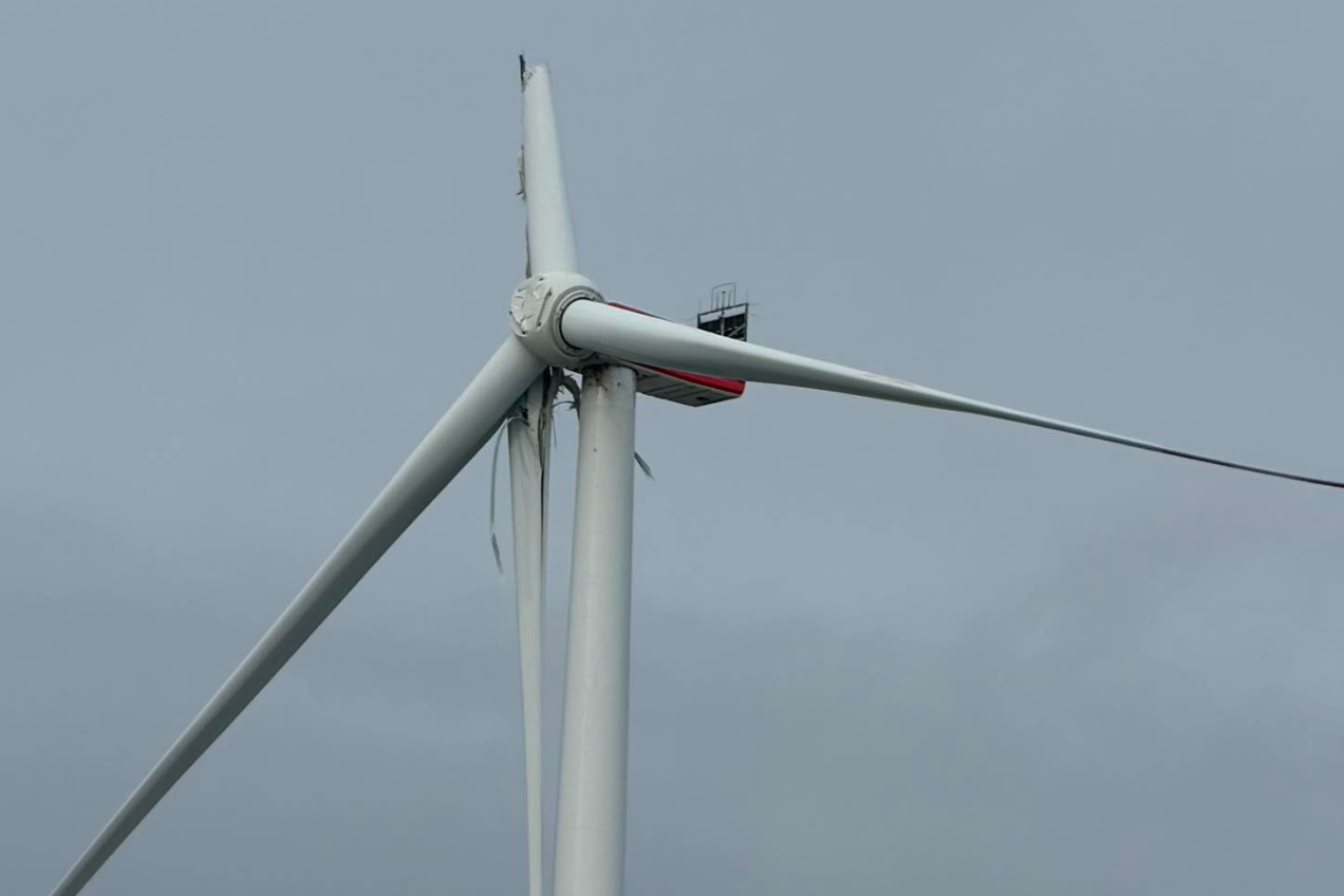 携帯電話本体 Broken wind mill [non working broken] Broken wind turbine forces partial closure of German autobahn