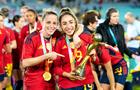 Ona Batlle and Olga Carmona holding the Women's World Cup trophy