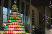 The tree is comprised of 1,600 Pringles cans (@Pringles_UK)