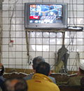 Iraqis watch the Saddam trial: there is widespread mistrust of official declarations 