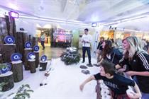 Shoppers throw O2 snowballs to win Priority prizes at Bluewater