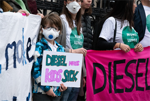 Families led by Mums for Lungs outside the High Court during Dieselgate trial. Image credit: Ron Fassbender