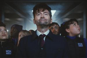 David Tennant standing with MoneySuperMarket recruits