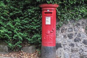 街上有一个红色的邮筒