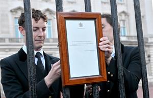 The royal announcement of the death of Queen Elizabeth II was placed on the gates of Buckingham Palace on Thursday. (Photo credit: Getty Images). 