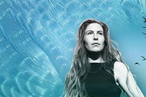 Image of Hannah Bourne-Taylor with swifts in the background