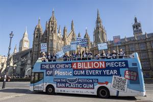 A bus outside Parliament with stats on the side saying 'The UK chews 4 billion pieces of plastic gum every year'.