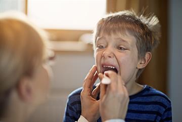 GPs should cut back on antibiotic prescriptions for sore throats, NICE says