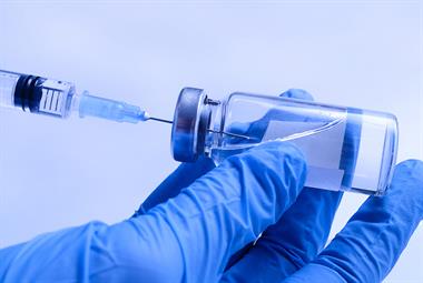 牛津/辉瑞混合疫苗计划提供了“强有力的”COVID-19防护