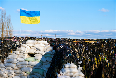 Ukrainian flag flutters in blue sky on barricades (Getty Images)