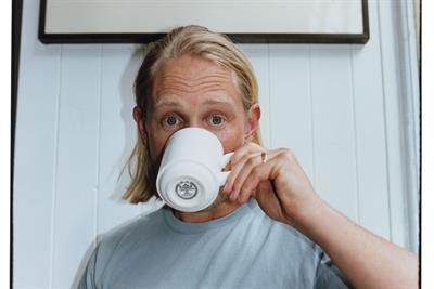 Image of Felix Richter drinking from a mug