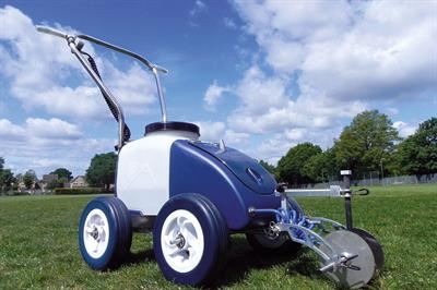 Kombi: sprayer-type line markers use pump and nozzles to apply the paint to both sides of grass blades - image: HW