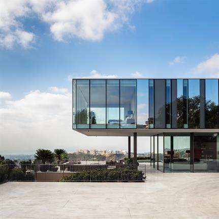 Propellor-shaped glass house floats above LA hillside