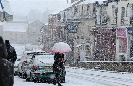 The UK is experiencing heavy snowfall today (18 January)