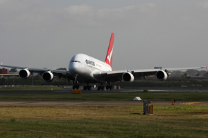 Grounded Qantas to resume flights