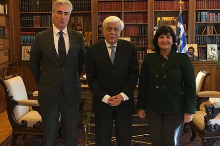 Prokopis Pavlopoulos (centre) with IFLA president Glòria Pérez-Salmerón (R) and IFLA Secretary General Gerald Leitner (L)