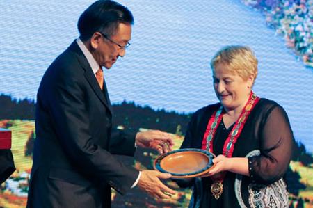 Amway China president Audie Wong exchanges gifts with Vanessa van Uden, Mayor of Queenstown (PRNewsFoto/Amway China Co., Ltd.)