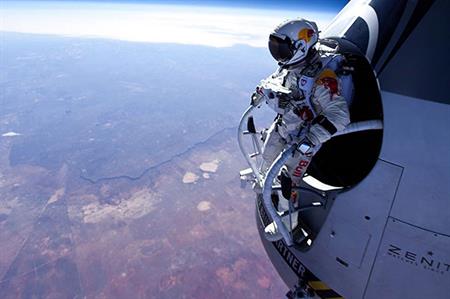 Red Bull Stratos: Felix Baumgartner skydives from 39km