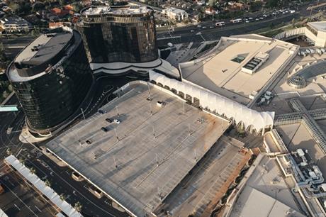 The walkway spans 110 metres between the new hotel and the shopping centre (PIC Make Architects/Peter Bennetts)