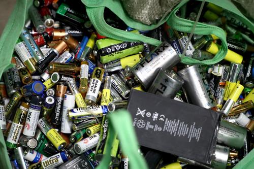 The European Commission wants binding targets for the collection and recycling of all battery classes. Photo: Anton Novoderezhkin/TASS via Getty Images