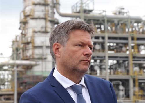 German economy minister Robert Habeck visting the Leuna oil refinery, 16 May. The government has now said it opposes classing gas and nuclear as green investments. Photo: Sean Gallup/Getty Images