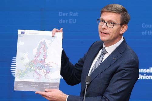 Czech transport minister Martin Kupka presents a map of the TEN-T strategic network in a press conference on Monday. Photo: EU Council