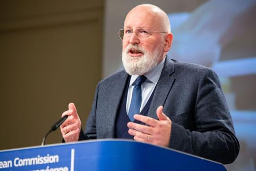 Frans Timmermans presenting the proposal on Wednesday: “What we need are the goods, not the waste.” Photo: Bogdan Hoyaux / EC