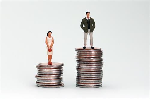 Gender pay gap graphic: women on a pile of coins, man on a higher pile of coins
