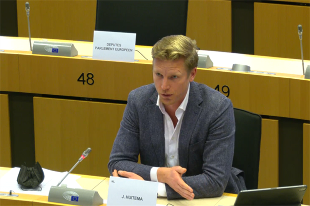 Jan Huitema speaking during Thursday's policy debate: “I don’t think the solution is less mobility, it’s clean mobility.” Photo: EP