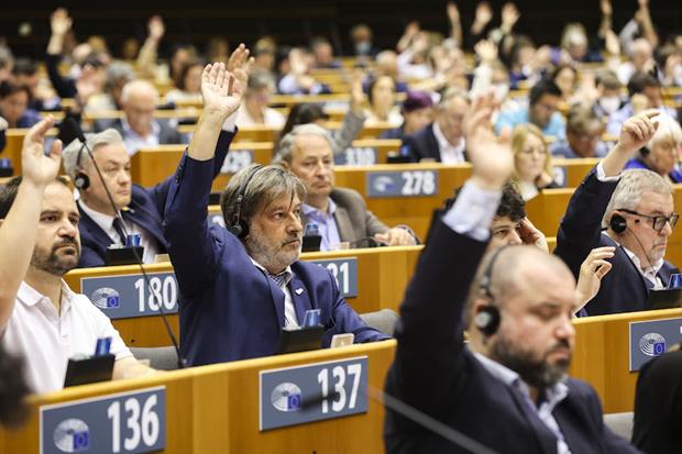 MEPs voting by a show of hands in Thursday's plenary session. Photo: Alain Rolland / EP