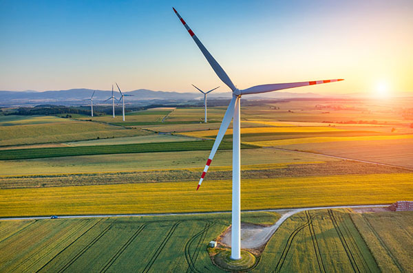 Energy: Wind farm in farmland (photograph: Zych/123RF)
