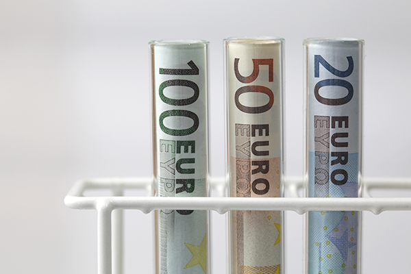 Finance: euros in testtubes (photograph: Joachim Wendler/123RF)