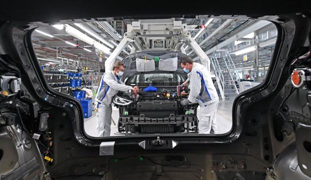 Workers assemble the Volkswagen ID.3 electric car in Zwickau, eastern Germany, April 2020. European automakers are increasingly shifting their investment to electric models. Photo: Hendrik Schmidt/POOL/AFP via Getty Images