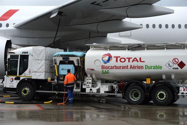 Staff members refuel an Air France long-haul aircraft with sustainable aviation fuel, May 2021. Photo: Eric Piermont/AFP via Getty Images