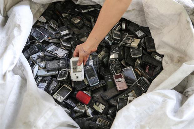 Old mobile phones wait to be dismantled at a factory in Istanbul, Turkey, June 2021. Green groups warn that non-replaceable phone batteries are driving e-waste. Photo: Mehmet Murat Onel/Anadolu Agency via Getty Images
