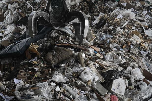 A claw machine sorting through waste to be recycled in a plant near Bordeaux, March 2022. Waste management is one of the sectors to be addressed in the latest recommendations. Photo by Philippe Lopez/AFP via Getty Images