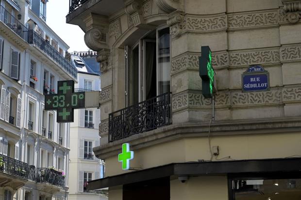 A pharmacy sign showing 33℃ in Paris on June 15, 2022. Cities across the continent are seeing record heat. Photo: STRINGER/AFP via Getty Images