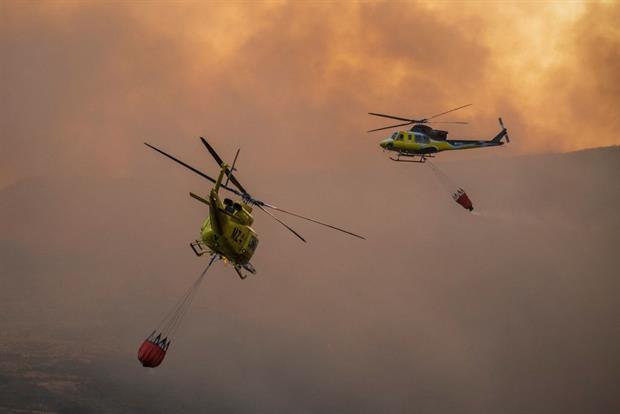 Firefighting helicopters over Baixa Limia - Serra do Xures national park near the Lobeira, northwestern Spain, August 2022. Photo: MIGUEL RIOPA / AFP via Getty