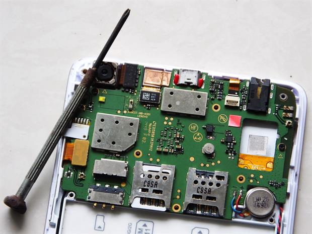A disassembled mobile phone is seen in Yichang, China, August 2022. The Commission wants to make repair and reuse of phones easier. Photo: CFOTO/Future Publishing via Getty Images