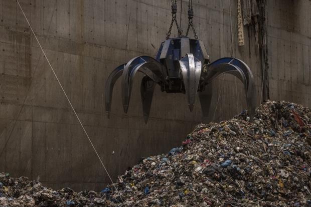 A claw at an EfW facility in Turkey collecting residual household waste for incineration. The cement, recycling and plastics industries have urged MEPs to bring the sector into the EU ETS. Photo: Chris McGrath/Getty Images