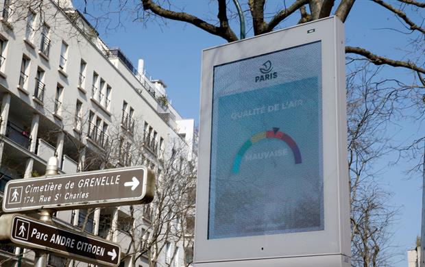 An information board in Paris during a period of bad air quality in March 2022. Photo: Chesnot/Getty Images