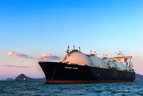 Energy, LNG tanker (photograph: Владимир Серебрянский/123RF)