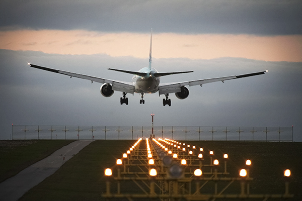 Transport, airplane taking off (photograph: Herbert Kratky/123RF)